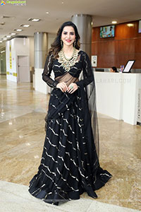 Ashu Reddy Poses with Traditional Jewellery, HD Gallery