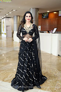 Ashu Reddy Poses with Traditional Jewellery, HD Gallery