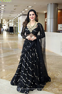 Ashu Reddy Poses with Traditional Jewellery, HD Gallery