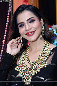 Ashu Reddy Poses with Traditional Jewellery, HD Gallery