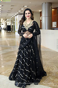 Ashu Reddy Poses with Traditional Jewellery, HD Gallery