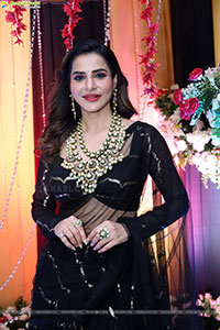 Ashu Reddy Poses with Traditional Jewellery, HD Gallery