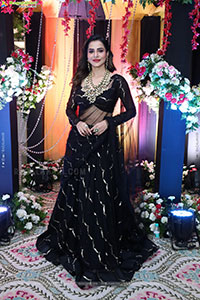 Ashu Reddy Poses with Traditional Jewellery, HD Gallery