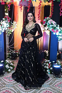 Ashu Reddy Poses with Traditional Jewellery, HD Gallery
