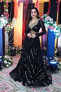 Ashu Reddy Poses with Traditional Jewellery, HD Gallery