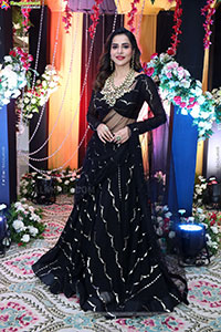 Ashu Reddy Poses with Traditional Jewellery, HD Gallery