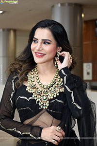 Ashu Reddy Poses with Traditional Jewellery, HD Gallery