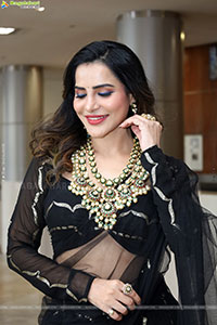 Ashu Reddy Poses with Traditional Jewellery, HD Gallery
