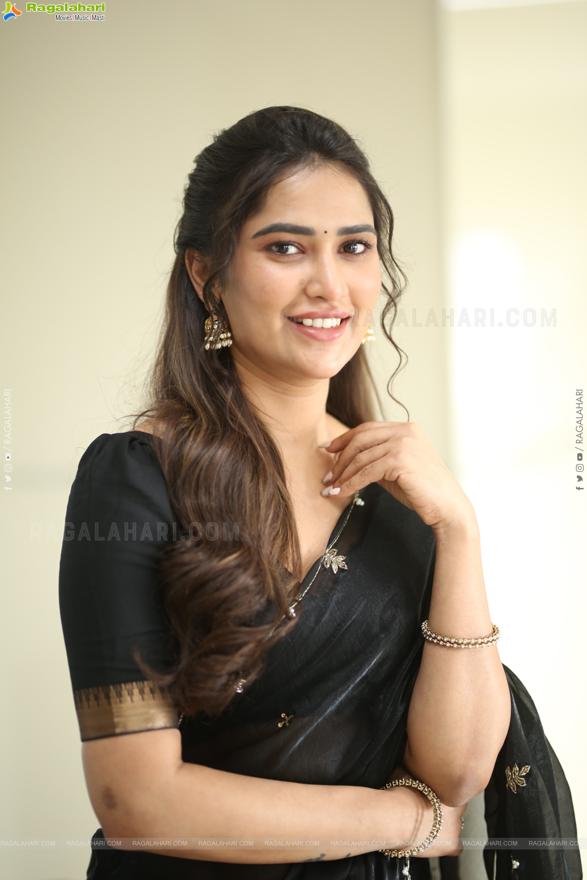 Actress Dhashvika Gorgeous stills in Black Half Saree, HD Gallery