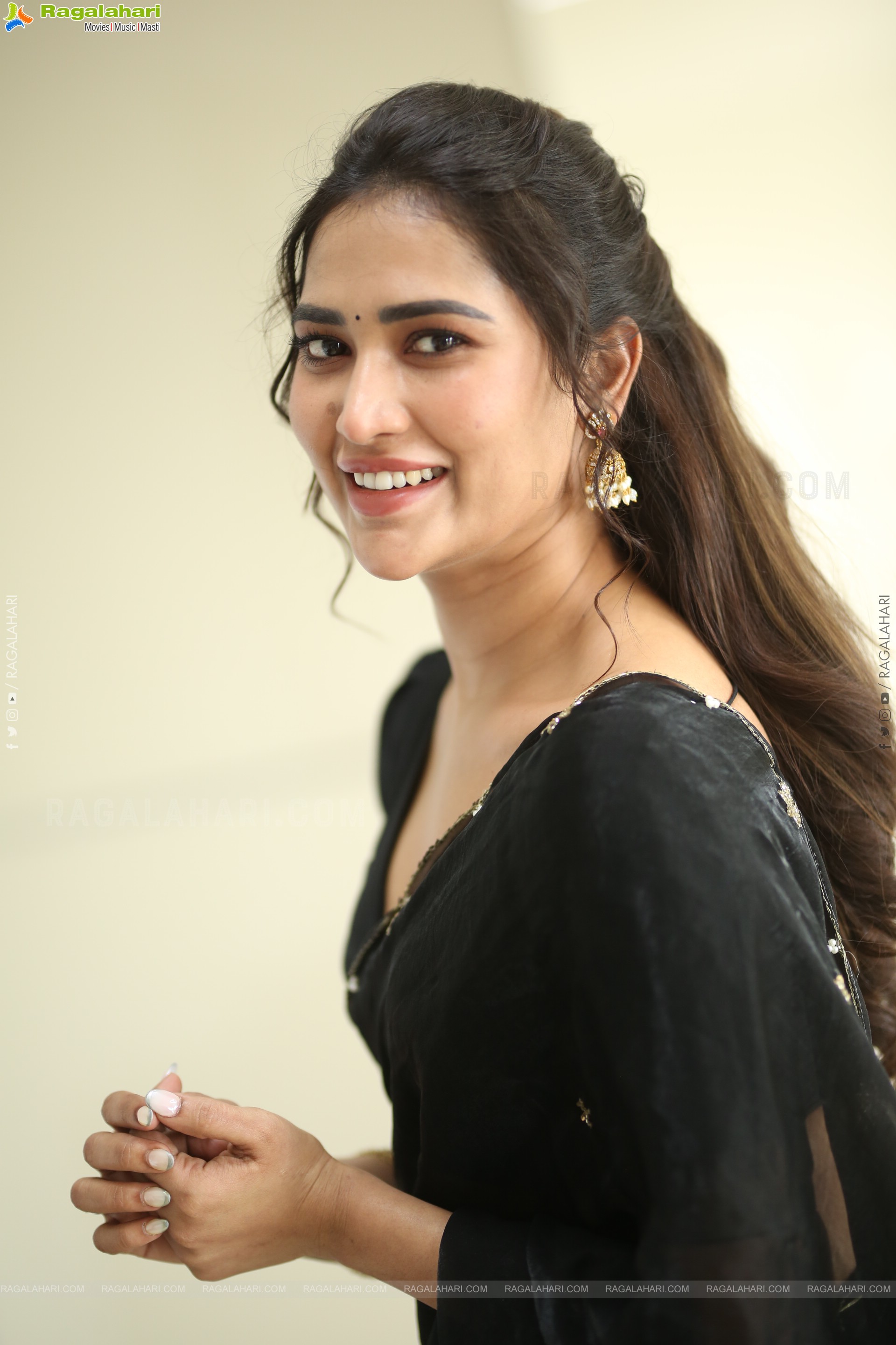 Actress Dhashvika Gorgeous stills in Black Half Saree, HD Gallery