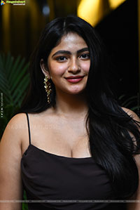 Nakshatra stills at Thella Kaagitham Pre Release Event