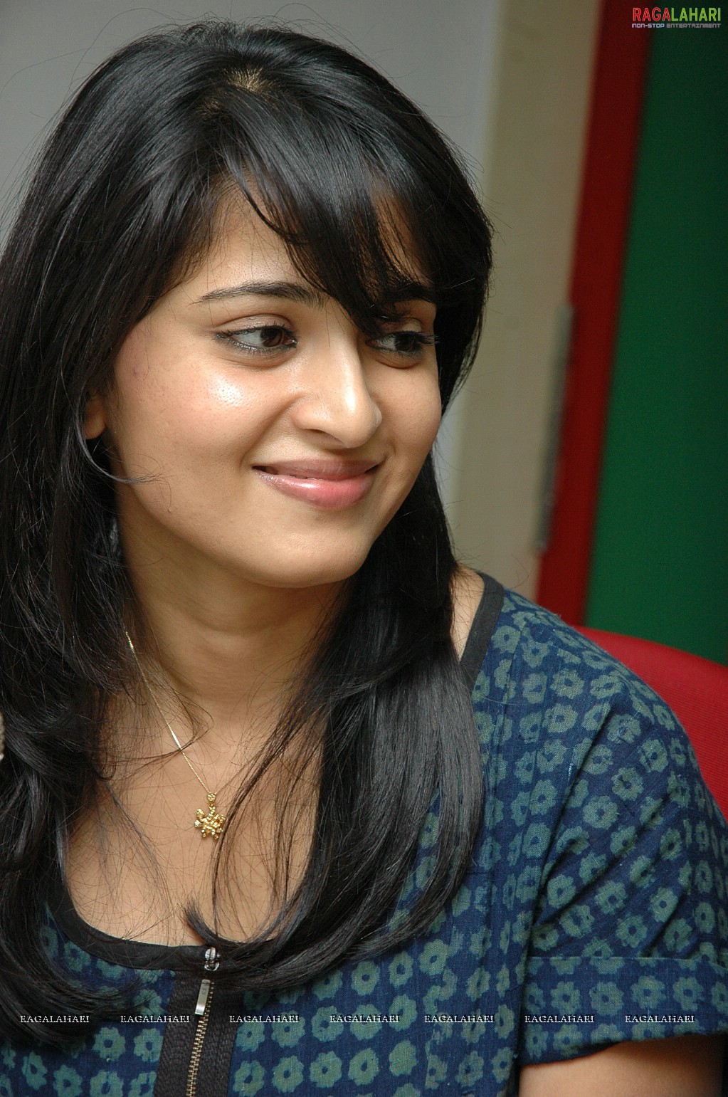 Anushka Shetty at Khaleja Song Launch at Radio Mirchi 98.3 FM, HD Gallery, Images