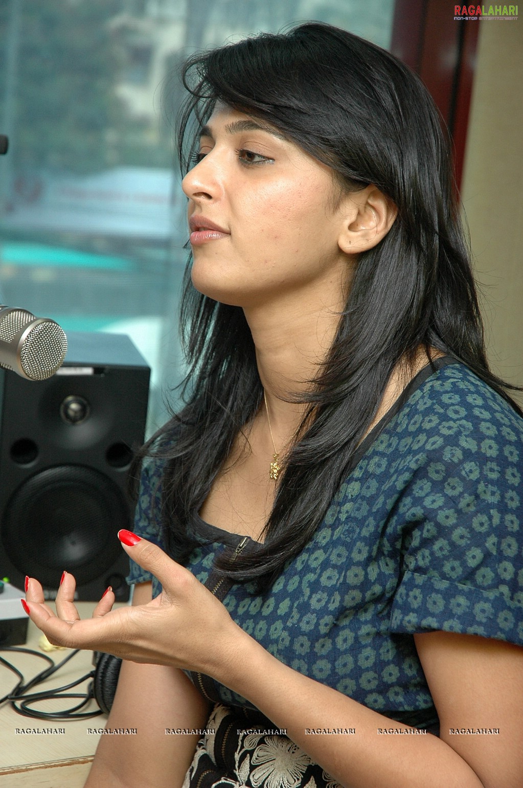 Anushka Shetty at Khaleja Song Launch at Radio Mirchi 98.3 FM, HD Gallery, Images