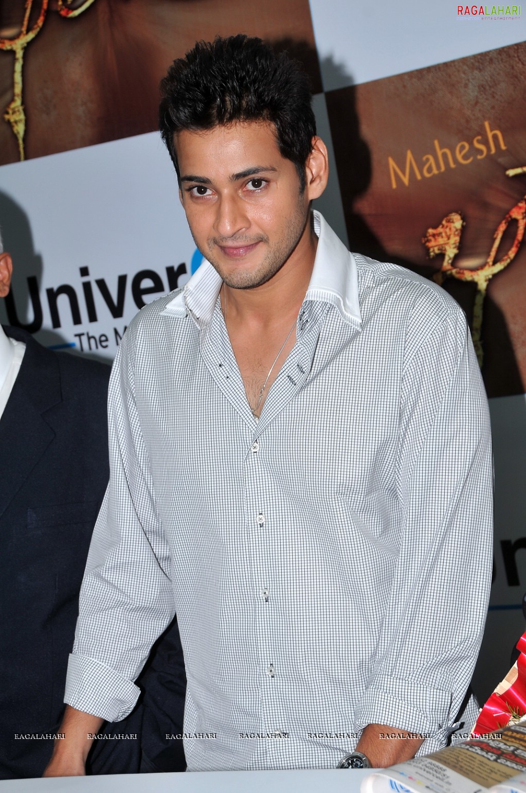 Mahesh Babu at Univercell Khaleja Offer, Photo Gallery, Images