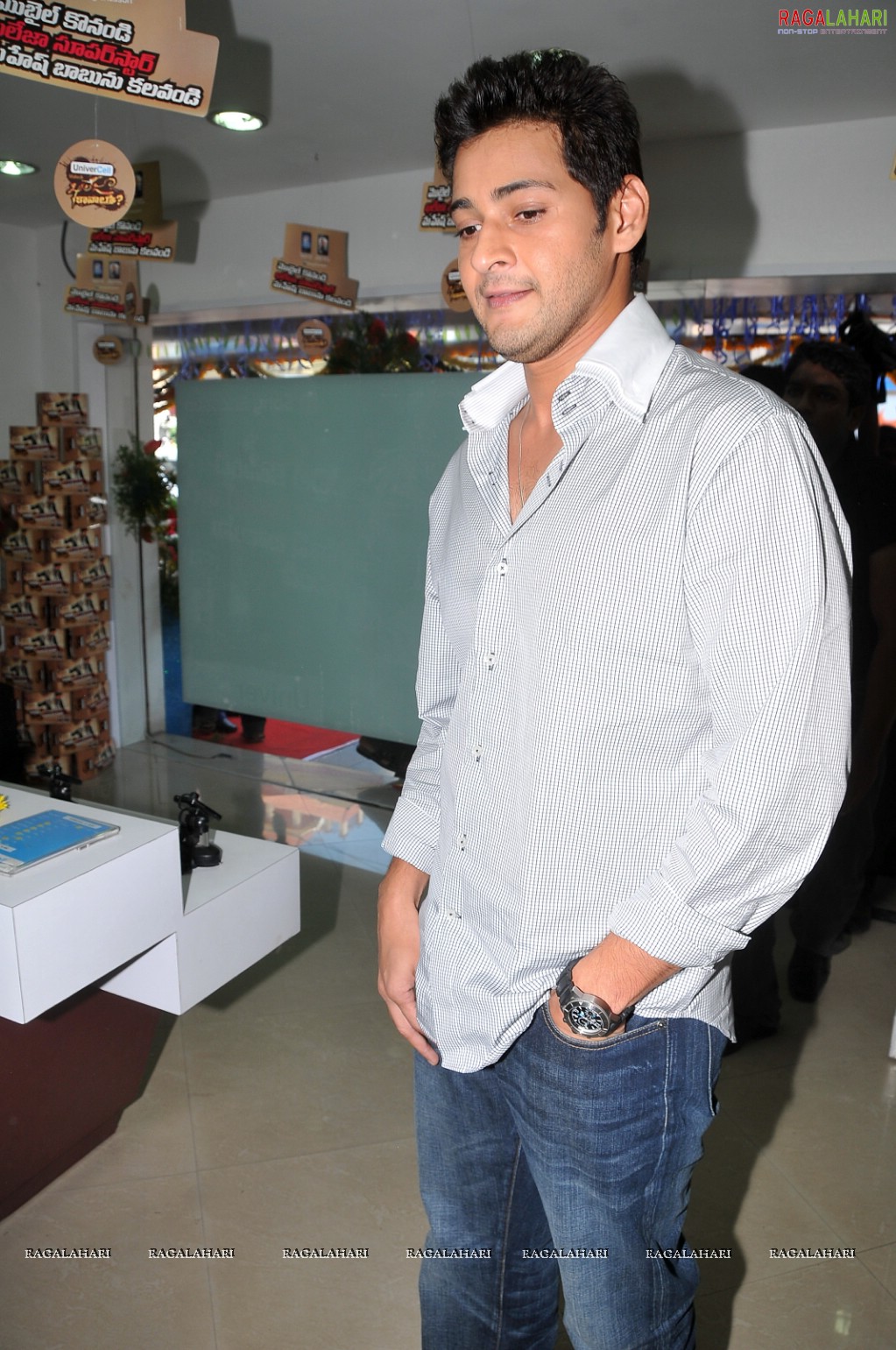 Mahesh Babu at Univercell Khaleja Offer, Photo Gallery, Images