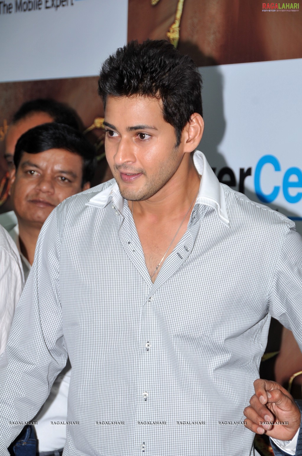 Mahesh Babu at Univercell Khaleja Offer, Photo Gallery, Images