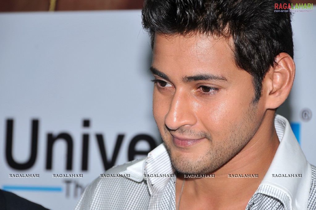 Mahesh Babu at Univercell Khaleja Offer, Photo Gallery, Images