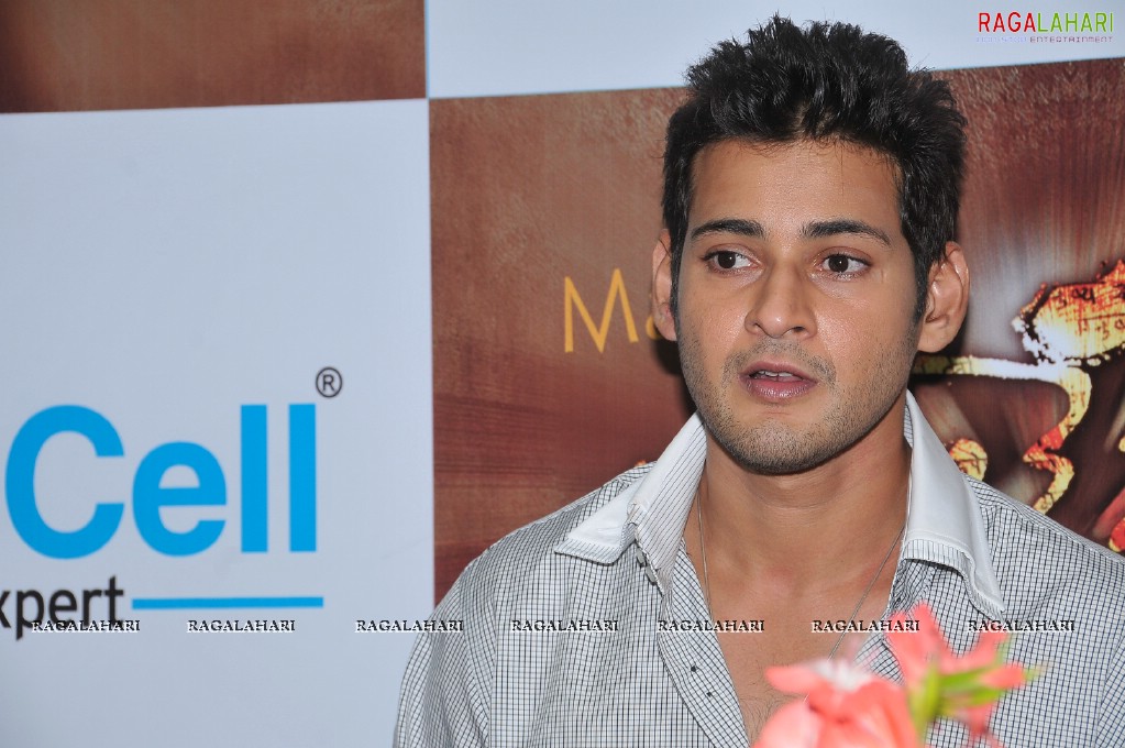 Mahesh Babu at Univercell Khaleja Offer, Photo Gallery, Images