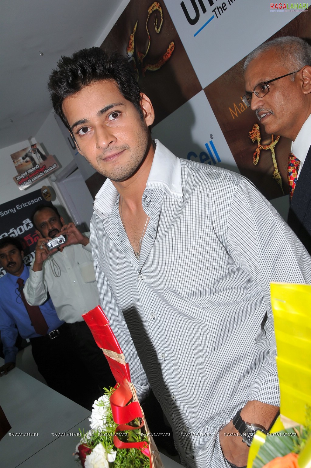 Mahesh Babu at Univercell Khaleja Offer, Photo Gallery, Images