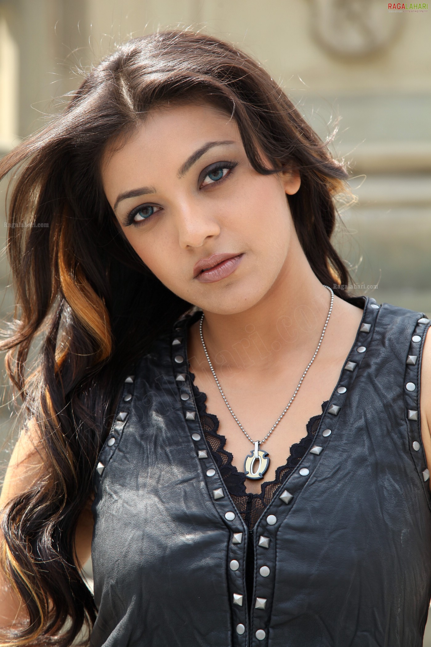 Kajal Aggarwal Rose Tattoo on her Midriff from Dhada Movie, Gallery, Images