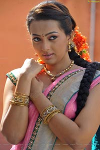 Ester Noronha in Saree Photos