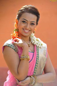 Ester Noronha in Saree Photos