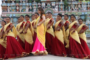 Hansika in Theeya Velai Seiyyanum Kumaru