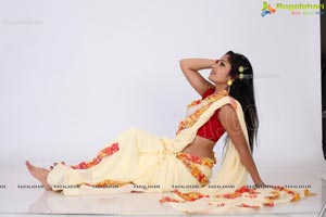 Nachavule Heroine Madhavi Latha Exclusive Photos