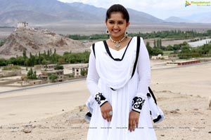 Sanusha Santhosh Wallpapers