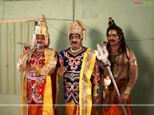 Raghubabu, Shivaji Raja, Madhuvan, Harshini, Rakhi, Geeta Singh