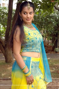 Roopa Kaur at Oka Ammayi Oka Abbayi Muhurat