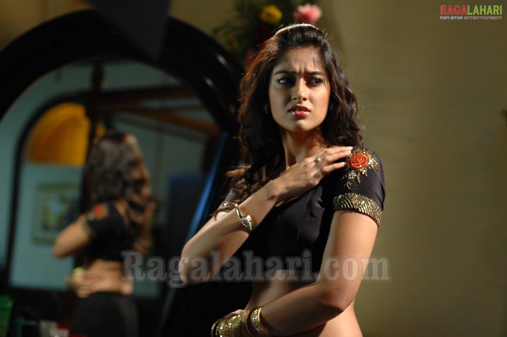 Ileana Black Less Black Saree Images