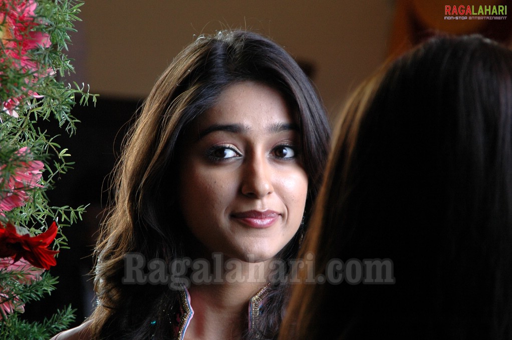 Ileana Black Less Black Saree Images